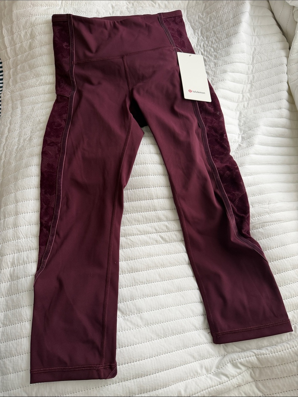 lululemon size 6 Maroon Womans Athletic Leggings with Textured Side Panels New.